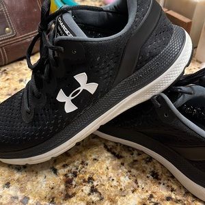 Woman's sz 9 Under Armour sneaker. Black. Very hood condition.